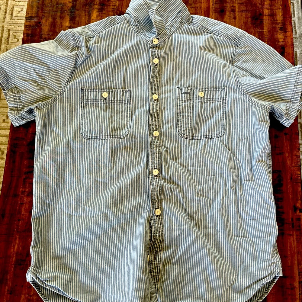 GAP shortsleeved button down shirt - M